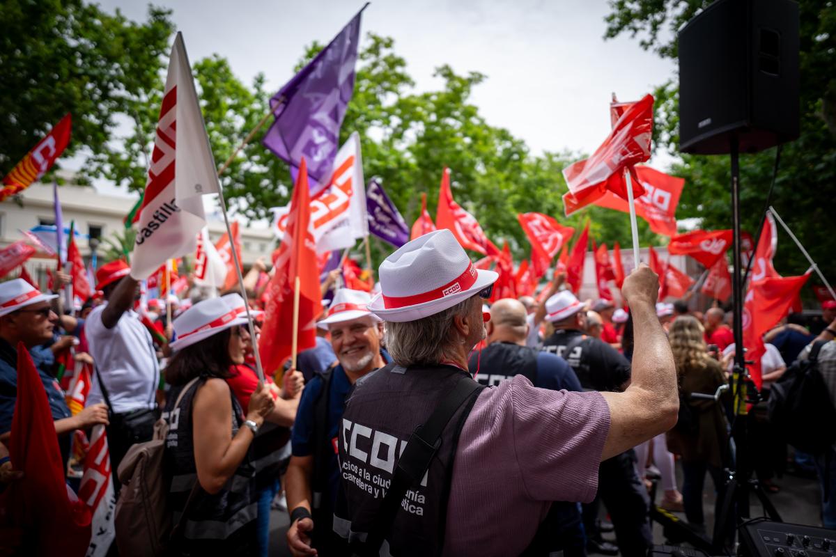 CCOO y UGT se concentran por la jubilacin anticipada de las y los profesionales del transporte por carretera