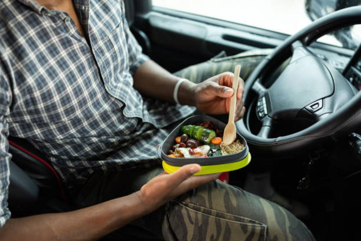 Conductor almorzando