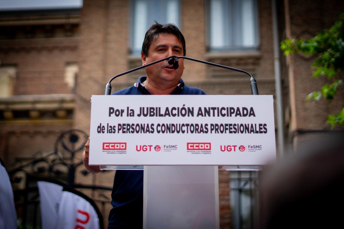 CCOO y UGT se concentran por la jubilacin anticipada de las y los profesionales del transporte por carretera