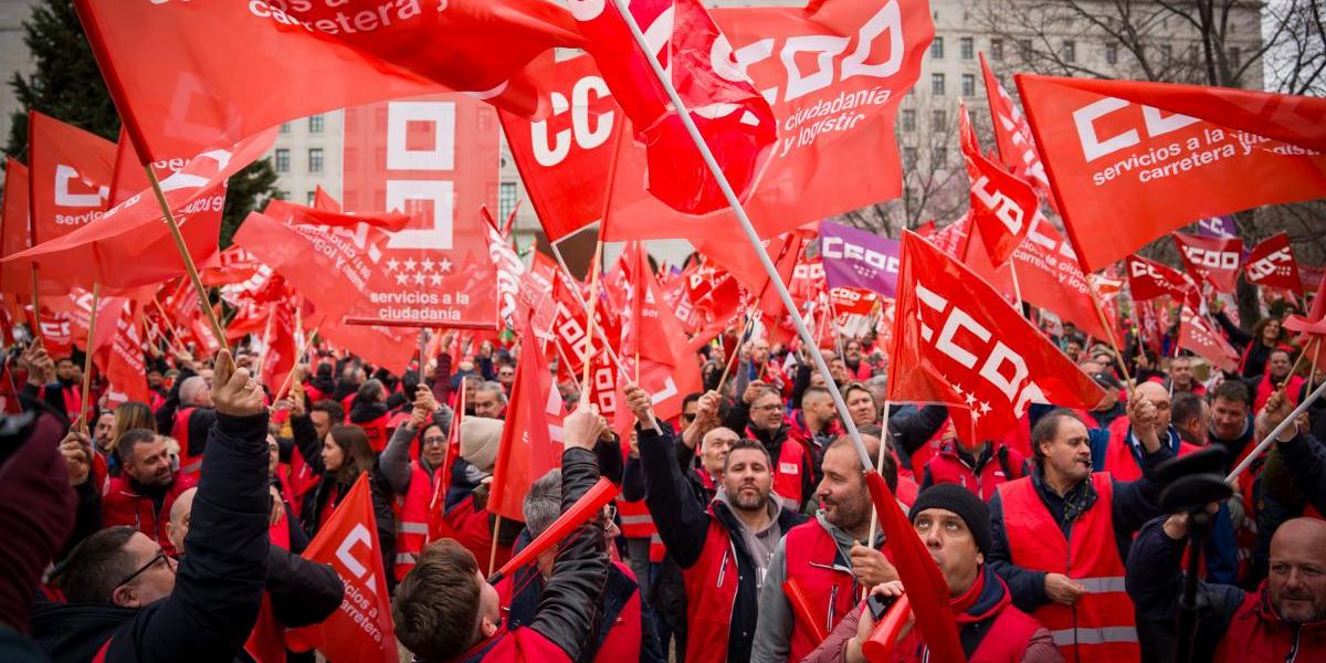 Conductores y conductoras profesionales se concentran frente al Ministerio de Transportes para exigir que se acelere su jubilación anticipada